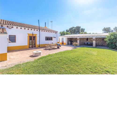 Awesome home in Morón de la Frontera with Outdoor swimming pool and 4 Bedrooms