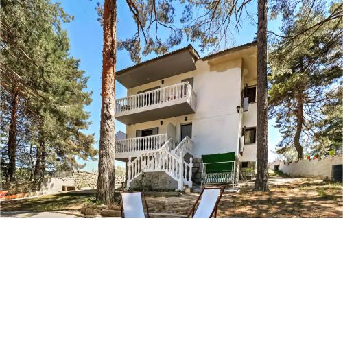 Awesome home in Navarredonda de Gredos with WiFi and 3 Bedrooms