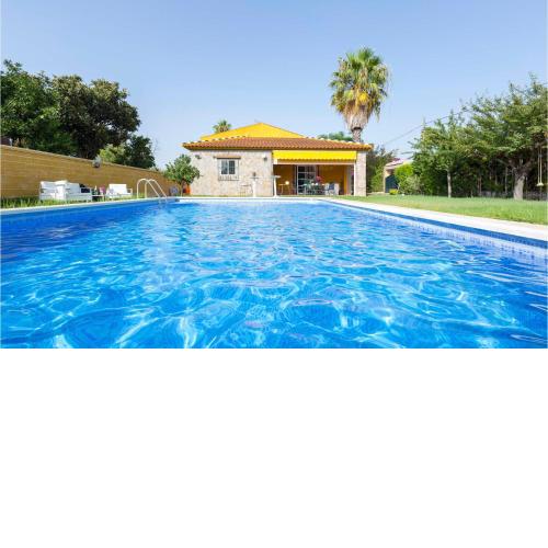 Awesome home in Sevilla with Outdoor swimming pool, WiFi and 3 Bedrooms