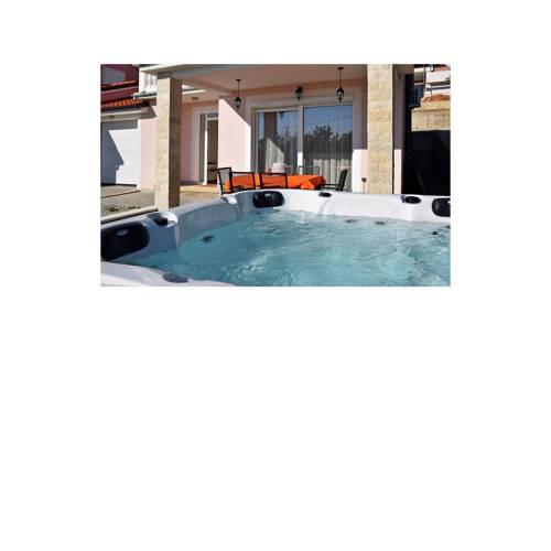 Awesome home in Smrika w/ Jacuzzi and 3 Bedrooms