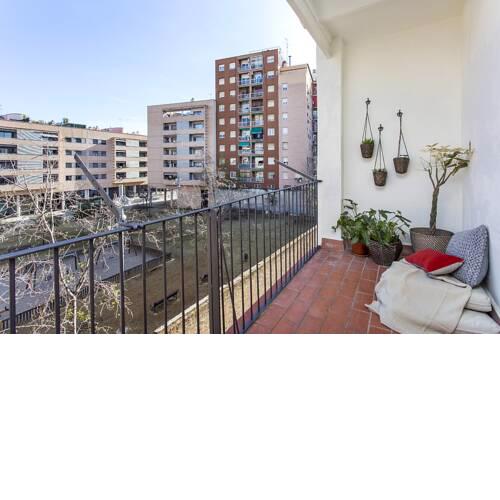 BA35PPAL1 BARCELONA- Tranquil Apt for 4 with Balcony