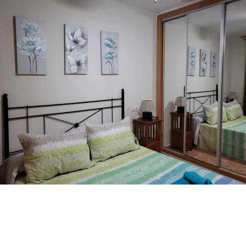 ¡Bajo cálido con piscina comunitaria y terraza privada!