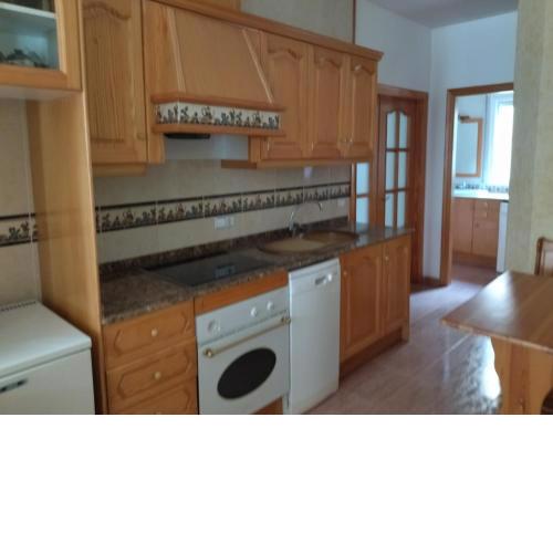 Bajo con salón-cocina, habitación y baño.
