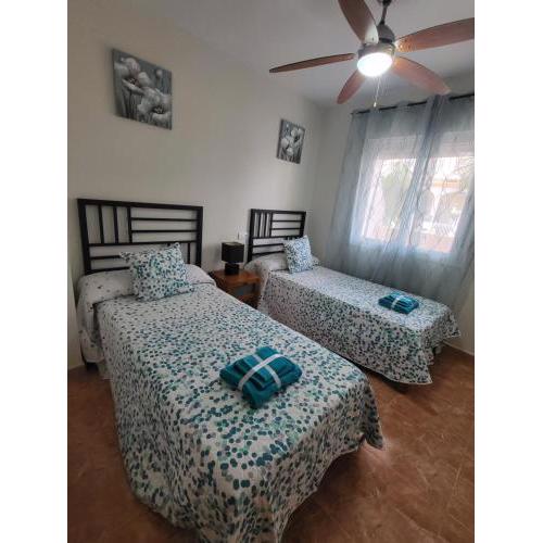 ¡Bajo con terraza y patio con vistas a la piscina comunitaria!