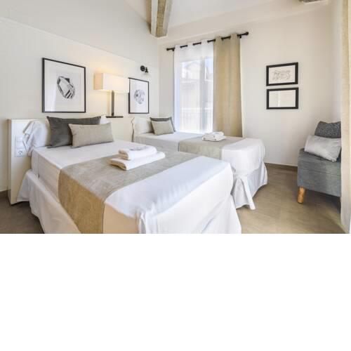 Balmes 1-6 pax + terrace very close to the Central Market