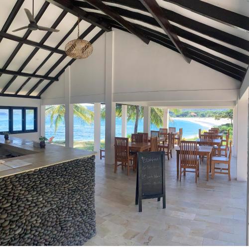 Balong Balong Surf Bungalows & Restaurant