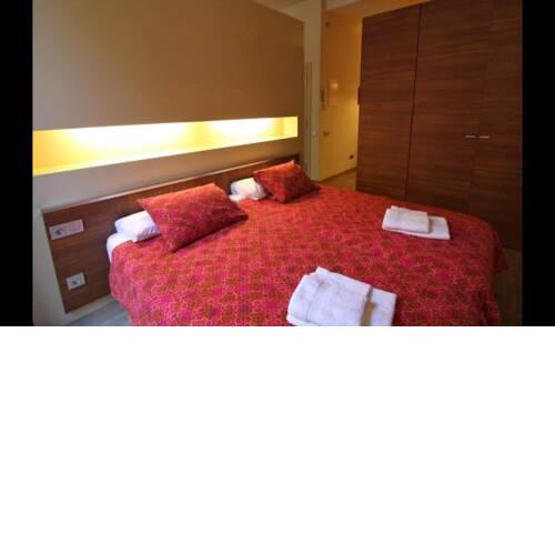 Barcelona Apartment Sleeps 2 with Air Con