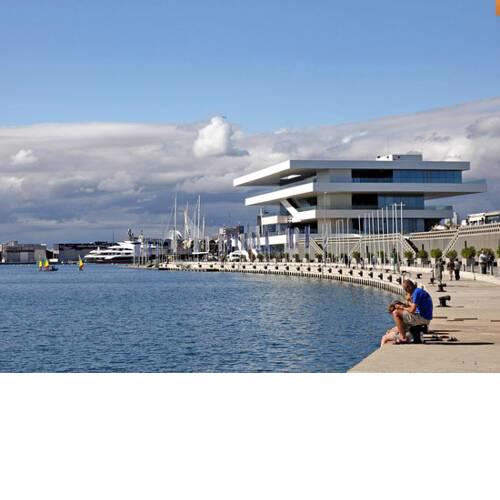 BARCO EN LA MARINA DE VALENCIA