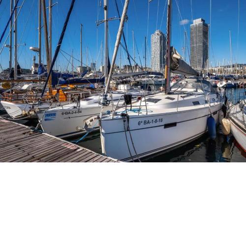 Barco en puerto Olímpico Barcelona