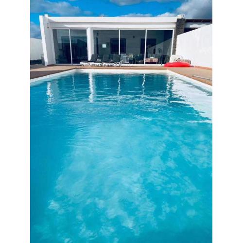 Baroli Villa Nepal. Jardín y piscina privada.