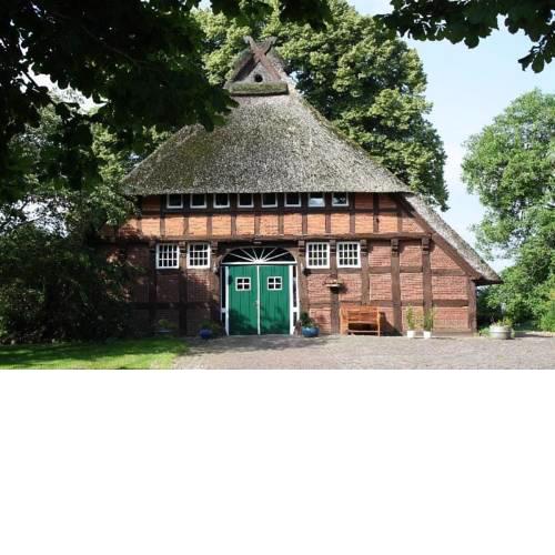 Bauernhaus am Fluss