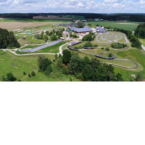 Baumhäuser im Erlebnispark Voglsam