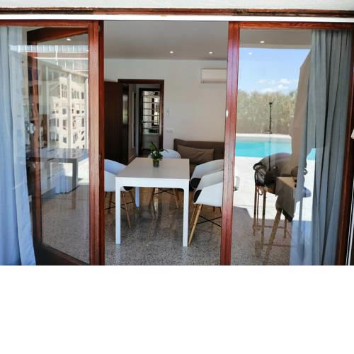 Beach Apartment-Newly renovated in 2019 this flat is part of a 3 flat complex with a shared pool an