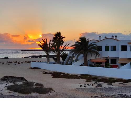 Beach apartment one step from the blue waters of Cotillo Lagoon