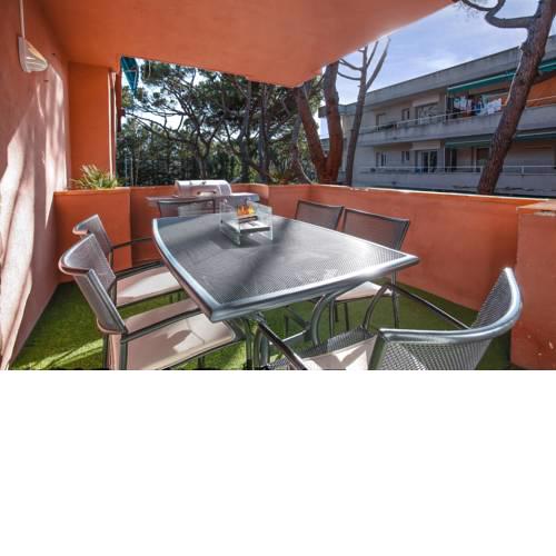 BEACH APARTMENT with BBQ, PS4, BIKES!