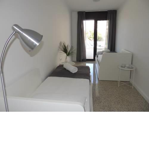 Beach Deluxe-Stunning and modern Holiday Flat on the ground floor of a small complex of 3 apartments