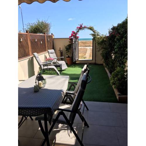 Beach flat with garden
