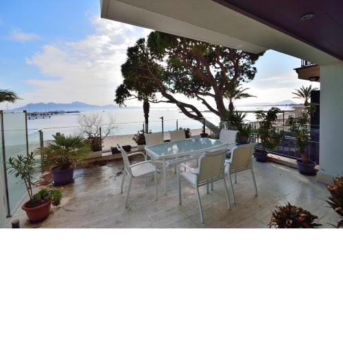 Beach front Aprtment with dinning terrace