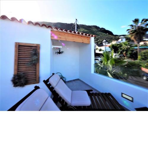 BEACH HOUSE...EL GINCHO GARACHICO three minute walk from el Gincho beach.