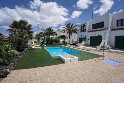 Beachcomplex house with communal pool