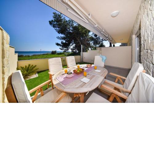 Beachfront 2 bedroom villa with jacuzzy and private parking - SGA2