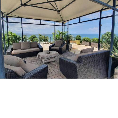 Beachfront 3 BR, 500m2; private pool & garden
