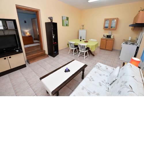 Beachfront apartment Sabuni