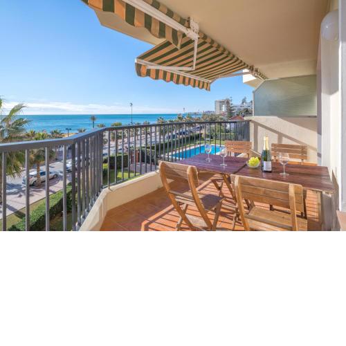 Beachfront apartment with sea view