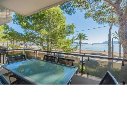 Beachfront Apartment with sea views and free Wifi