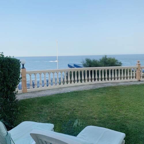 Beachfront frente al mar con jardin