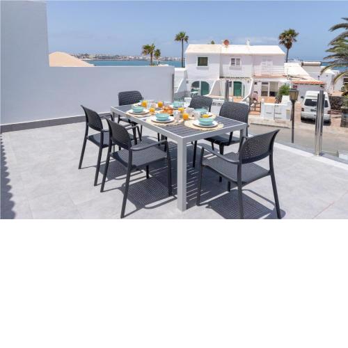 Beachfront Urban Apartment 3- Seaview by HolidaysHome