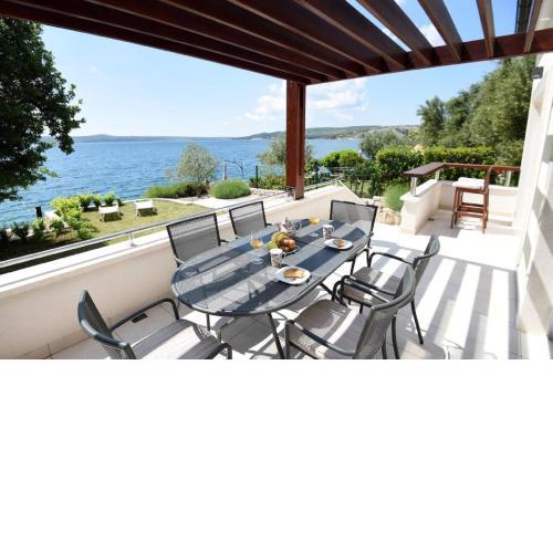 Beachfront villa Nikola