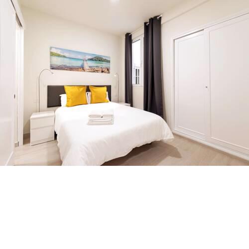 Beachside apartment with lateral sea view