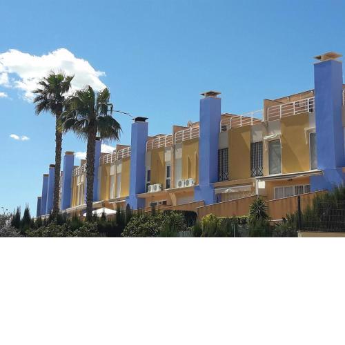 Beachside Townhouse with Seaviews