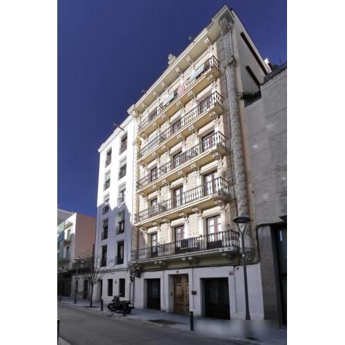 Beautiful 2 bedroom apartment close to Sagrada Familia. We are New Serviced Apartment, COME AND STAY WITH US!