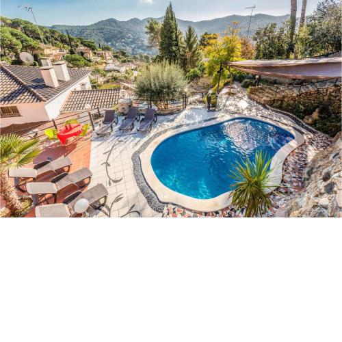 Beautiful apartment in Argentona with Outdoor swimming pool, WiFi and 3 Bedrooms