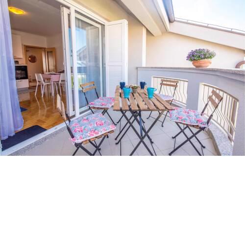 Beautiful apartment in Crikvenica with WiFi and 2 Bedrooms