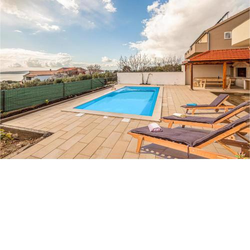 Beautiful apartment in Kastel Gomilica with Outdoor swimming pool, WiFi and 2 Bedrooms