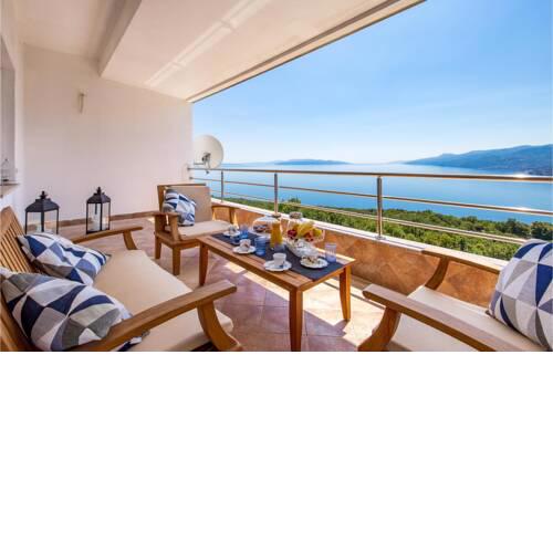 Beautiful apartment in Rijeka w/ Outdoor swimming pool, WiFi and 2 Bedrooms