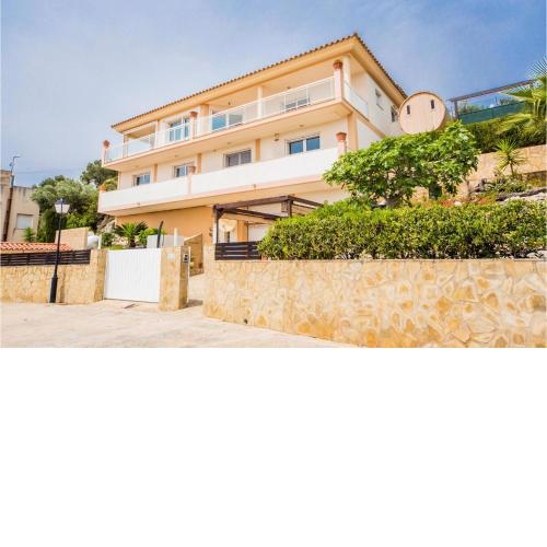 Beautiful apartment in Vinaròs with WiFi, Outdoor swimming pool and 2 Bedrooms