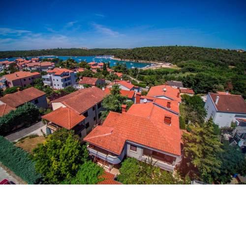 Beautiful Banjole Beachside Apartment A1 - 150m from the beach!