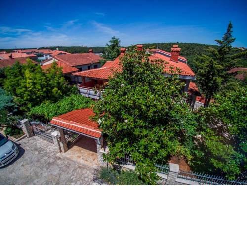 Beautiful Banjole Beachside Apartment A2 - 150m from the beach!