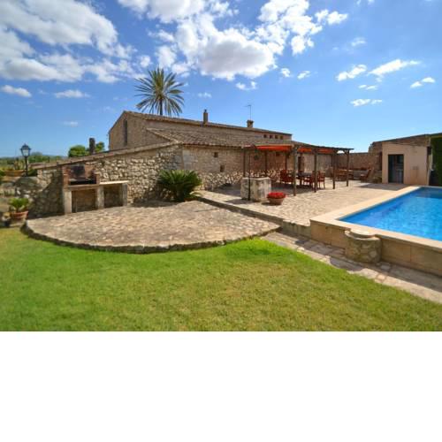 Beautiful child-friendly country house with private swimming pool and garden