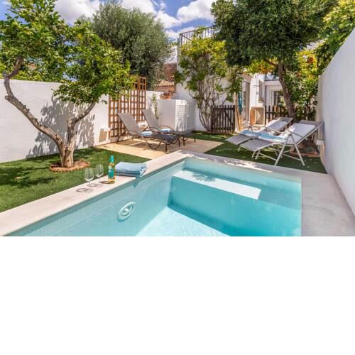 Beautiful family house with pool next to the beach