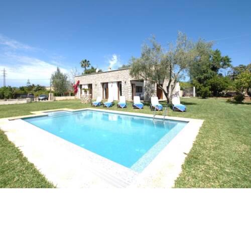 Beautiful Holiday Home in Búger Balearic islands with Pool