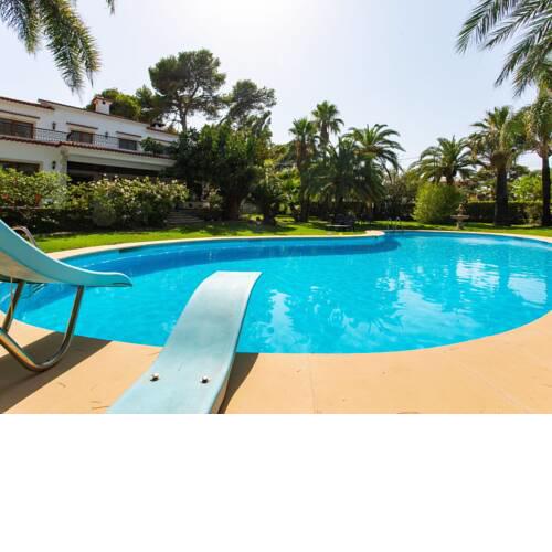 Beautiful Holiday Home in Denia with Direct Access to Beach