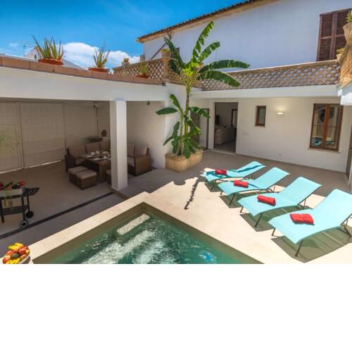 Beautiful holiday home with a lot of character and restored with great taste