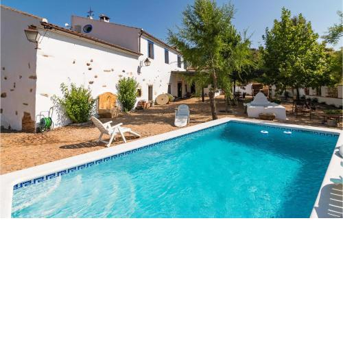 Beautiful home in Alcaracejos with Outdoor swimming pool, WiFi and 8 Bedrooms
