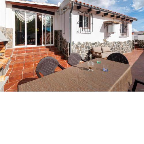 Beautiful home in Antequera with Outdoor swimming pool, WiFi and 3 Bedrooms