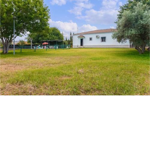 Beautiful home in Arahal sevilla with WiFi, Outdoor swimming pool and 5 Bedrooms